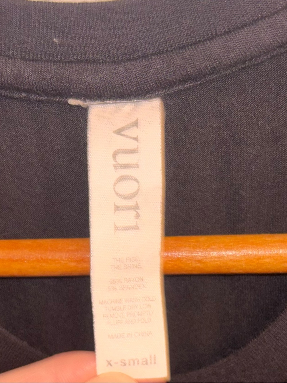 Vuori women’s XS black tank top first season cloth logo tag longer length sides - Picture 4 of 4